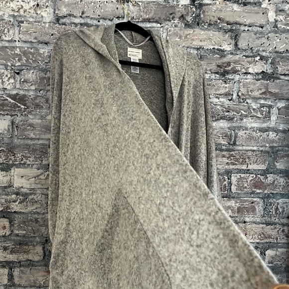 Everyday cozy wrap with hood/pockets NWOT model wearing light gray in 1st pic - Picture 6 of 8